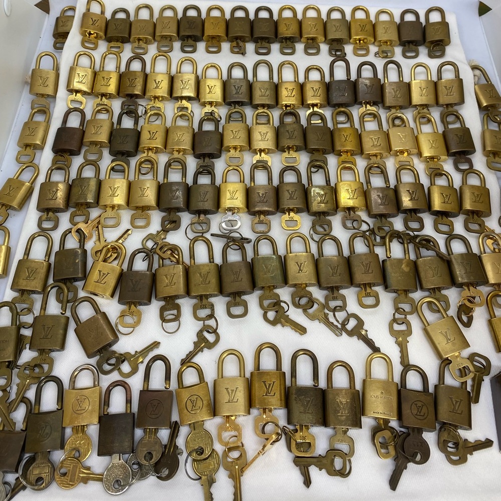 🌟🌟AUTHENTIC LOUIS VUITTON PADLOCK & KEYS 🌟🌟